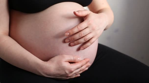 Uma mulher grávida segurando barriga — Vídeo de Stock