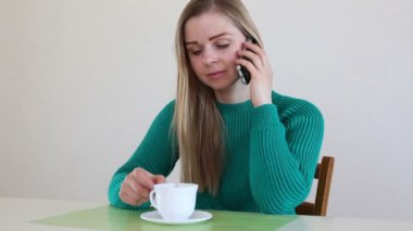 Kahve içme ve Evet güzel sarışın kadın