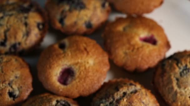 Homemade wholegrain muffins with berries on a white plate — Stock Video