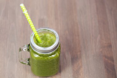 Bir mason kavanoza yeşil smoothie