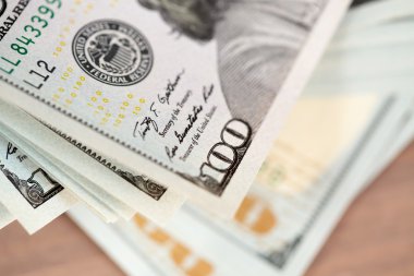 Yüz ABD Doları faturaları yığını