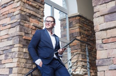 İşadamı bir şehir sokak tablet PC'yi kullanma