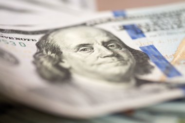 Yüz ABD Doları faturaları yığını