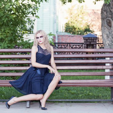 Güzel sarışın kız moda Gotik tarzı portresi