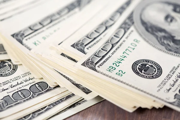 Yüz ABD Doları faturaları yığını