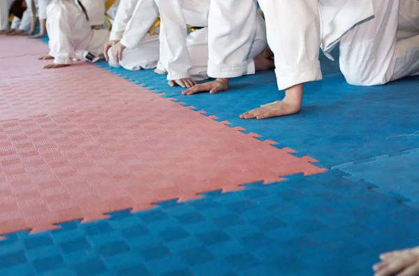 Ein Junge in Kimono-Liegestützen vom Tatami — Stockfoto