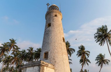 Adadaki eski beyaz taştan deniz feneri.