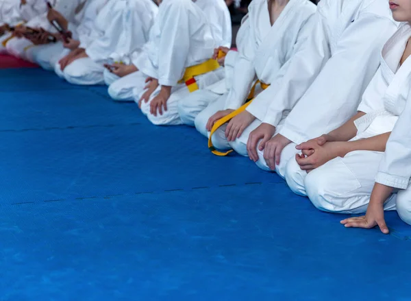 Barn i kimono sitter på tatami — Stockfoto