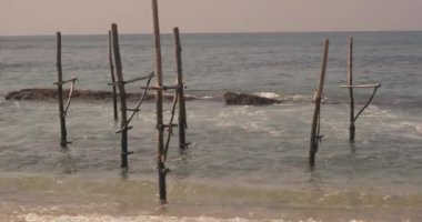 Denizde bulunan ahşap sopalar benzersiz bir balıkçılık stilidir Sri Lanka