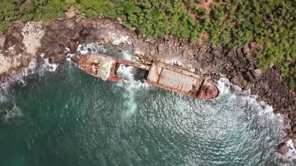 Det rostiga skeppsbrottet gick på grund. Sri Lanka — Stockvideo