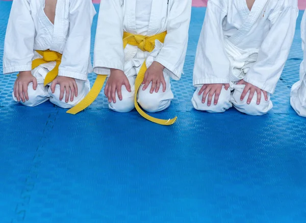 Children in kimono are sitting on tatami — Stock Photo, Image