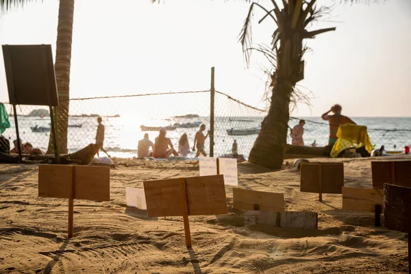 Sitio de anidación de tortugas marinas. Las placas especiales contienen información sobre la nidada: número de huevos y fecha de puesta —  Fotos de Stock