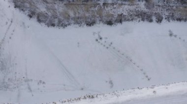 Kışın balık tutmak için buzda delikler açtık.