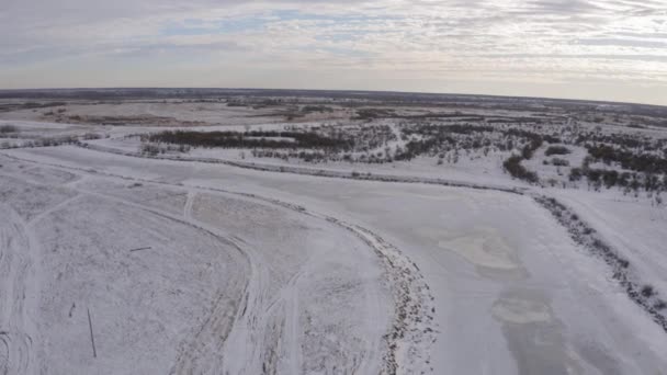 Ilmankuvamateriaalia jääpeitteisestä joesta talvipäivänä — kuvapankkivideo