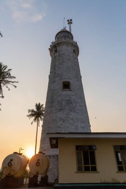 Adadaki eski beyaz taştan deniz feneri.