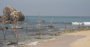 Denizde bulunan ahşap sopalar benzersiz bir balıkçılık stilidir Sri Lanka
