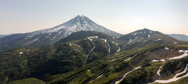 Beau paysage de montagne du volcan Vilyuchinsky par temps ensoleillé. Péninsule du Kamchatka, Russie — Photo