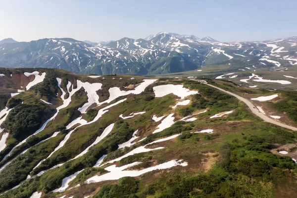 Vackert bergslandskap i Vilyuchinsky Pass på solig dag. Kamtjatka halvön, Ryssland — Stockfoto