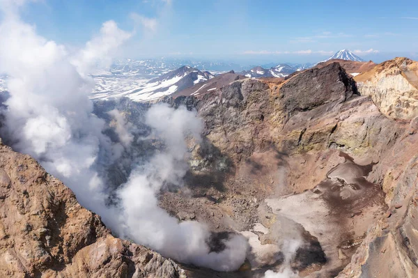 Flygfoto av Mutnovsky vulkan krater med fumaroler — Stockfoto