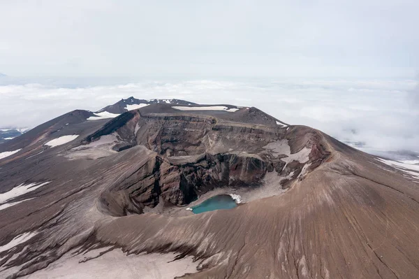 Danau biru di kawah gunung berapi Gorely. Semenanjung Kamchatka, Rusia — Stok Foto