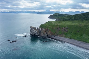 Khalaktyrsky plajı ve Kamçatka yarımadasında kayalık Cape Vertical. Rusya, Pasifik Okyanusu