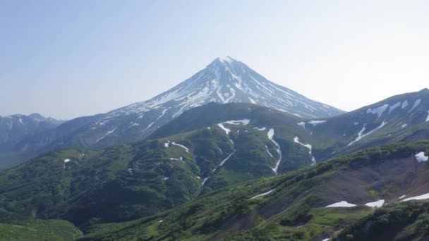 Bellissimo paesaggio montano del vulcano Vilyuchinsky nella giornata di sole. Penisola di Kamchatka, Russia — Video Stock