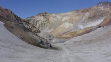 Fümerollü Mutnovsky volkan kraterinin hava aracı görüntüleri.