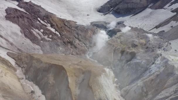 Imágenes aéreas de drones del cráter del volcán Mutnovsky con fumarolas — Vídeos de Stock