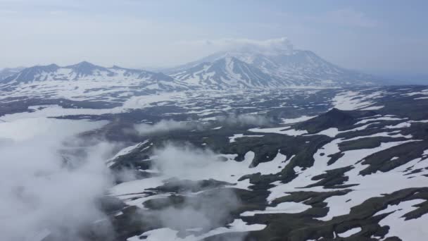 Landskap av Mutnovsky vulkan på sommaren. Kamtjatka, Ryssland — Stockvideo