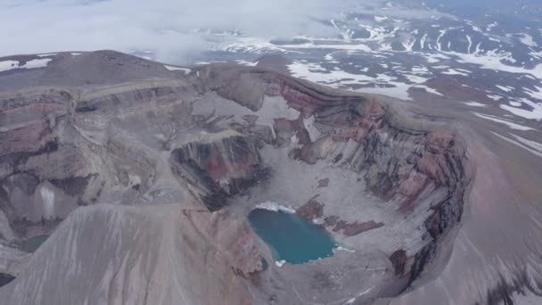 Il cratere del vulcano Gorely con dentro un lago blu. Penisola di Kamchatka, Russia — Video Stock