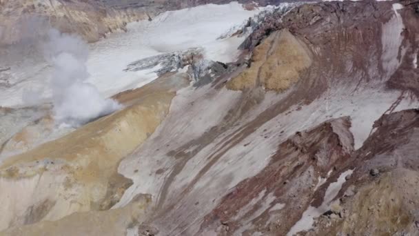 Imágenes aéreas de drones del cráter del volcán Mutnovsky con fumarolas y glaciares — Vídeos de Stock