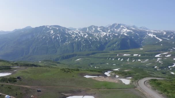 Prachtig berglandschap van Vilyuchinsky Pass op zonnige dag. Kamchatka Peninsula, Rusland — Stockvideo