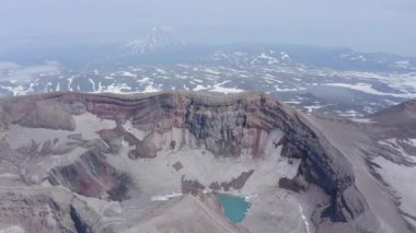 Gorely volkanı kraterindeki mavi göl. Kamçatka Yarımadası, Rusya