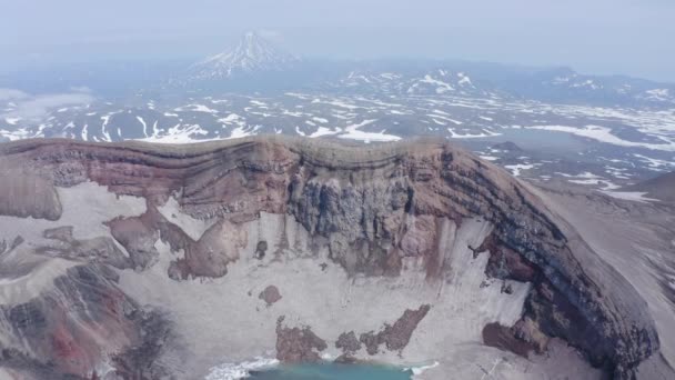 Il lago blu nel cratere del vulcano Gorely. Penisola di Kamchatka, Russia — Video Stock