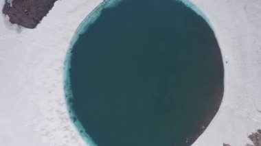 Gorely volkanı kraterindeki mavi göl. Kamçatka Yarımadası, Rusya