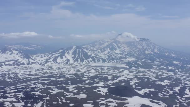 Nyáron a Mutnovsky vulkán tájképe. Kamcsatka, Oroszország — Stock videók