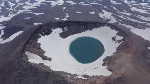 Modré jezero v kráteru sopky Gorely. Poloostrov Kamčatka, Rusko — Stock video