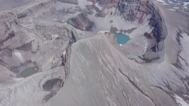 Il lago blu nel cratere del vulcano Gorely. Penisola di Kamchatka, Russia — Video Stock