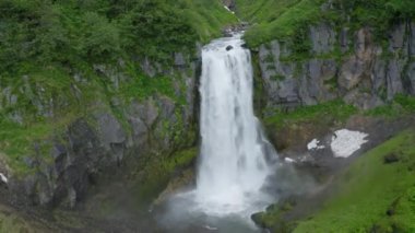 Kamçatka Yarımadası 'ndaki Sakin Şelale, Rusya