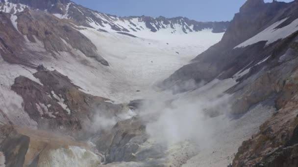 무녹 스키 화산 분화구에 분기공 과 빙 하가 있는 공중 드론 영상 — 비디오