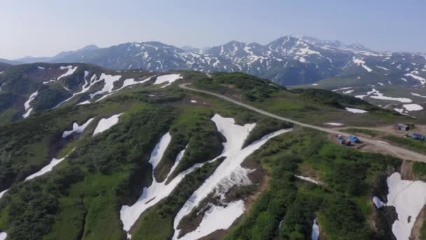 Bela paisagem montanhosa de Vilyuchinsky Pass no dia ensolarado. Península de Kamchatka, Rússia — Vídeo de Stock