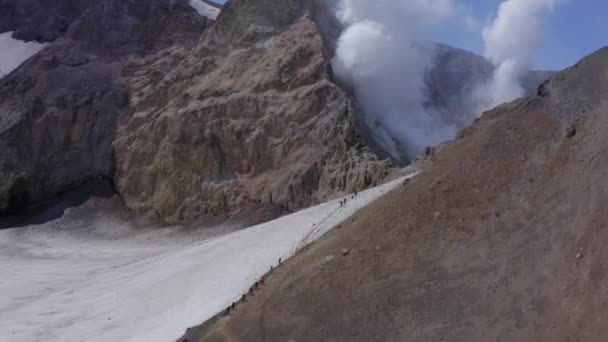 Imágenes aéreas de drones del cráter del volcán Mutnovsky con fumarolas y glaciares — Vídeos de Stock