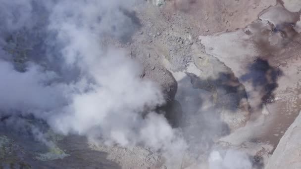 Imágenes aéreas del dron tomadas dentro del cráter del volcán Mutnovsky con fumarolas — Vídeos de Stock