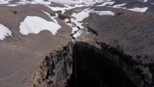 Cañón peligroso cerca del volcán Mutnovsky en Kamchatka. — Vídeos de Stock