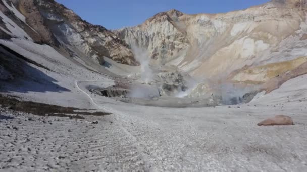 Imágenes aéreas de drones del cráter del volcán Mutnovsky con fumarolas y glaciares — Vídeos de Stock