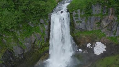 Kamçatka Yarımadası 'ndaki Sakin Şelale, Rusya