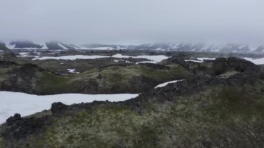Gorely volkanının magma taşı alanı sisle kaplıydı. Kamçatka, Rusya