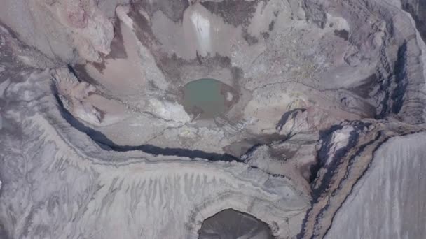 Het blauwe meer in de krater van Gorely vulkaan. Kamchatka Peninsula, Rusland — Stockvideo