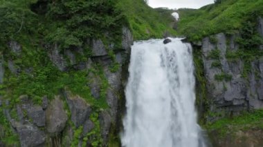 Kamçatka Yarımadası 'ndaki Sakin Şelale, Rusya