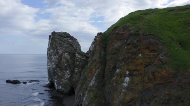 Praia de Khalaktyrsky e cabo rochoso vertical na península de Kamchatka. Rússia, Oceano Pacífico — Vídeo de Stock